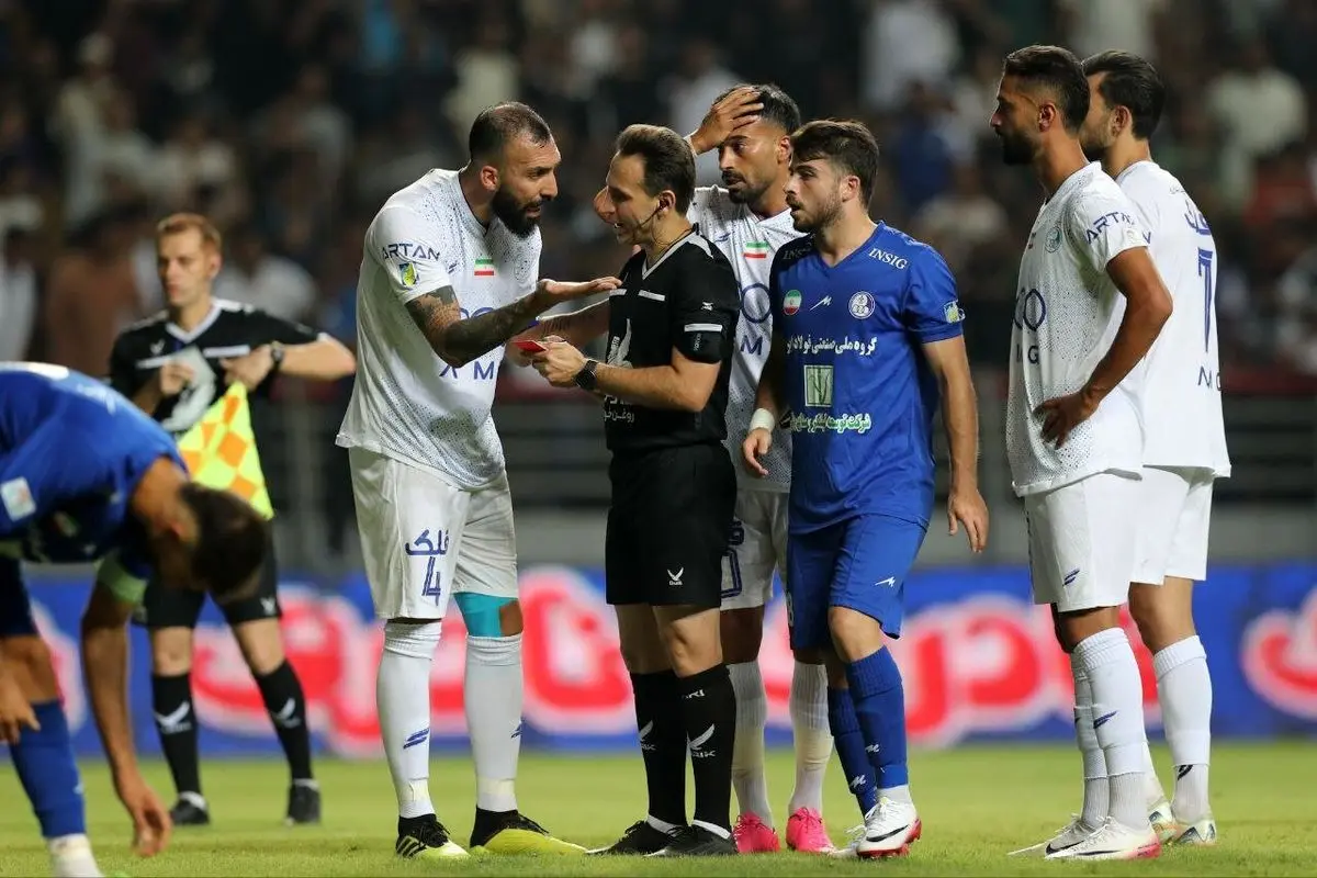 رامین رضاییان بعد از ۲۷۰۳ روز کارت قرمز گرفت!
