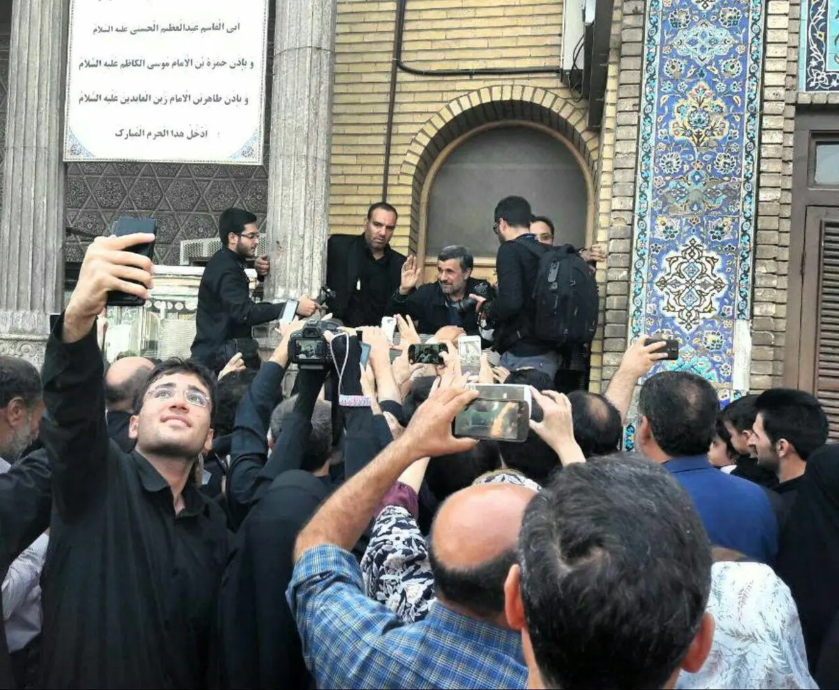 عکس یادگاری با احمدی نژاد در حاشیه عزاداری روز عاشورا