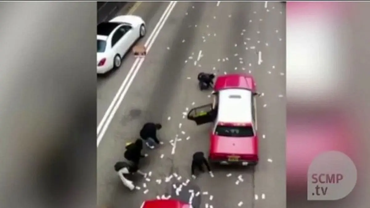هجوم عابران به 2 میلیون دلار پول بادآورده در هنگ کنگ