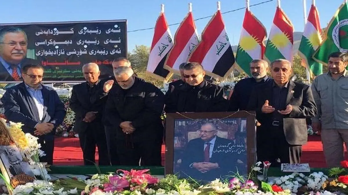 سردار سلیمانی بر سر مزار جلال طالبانی در سلیمانیه