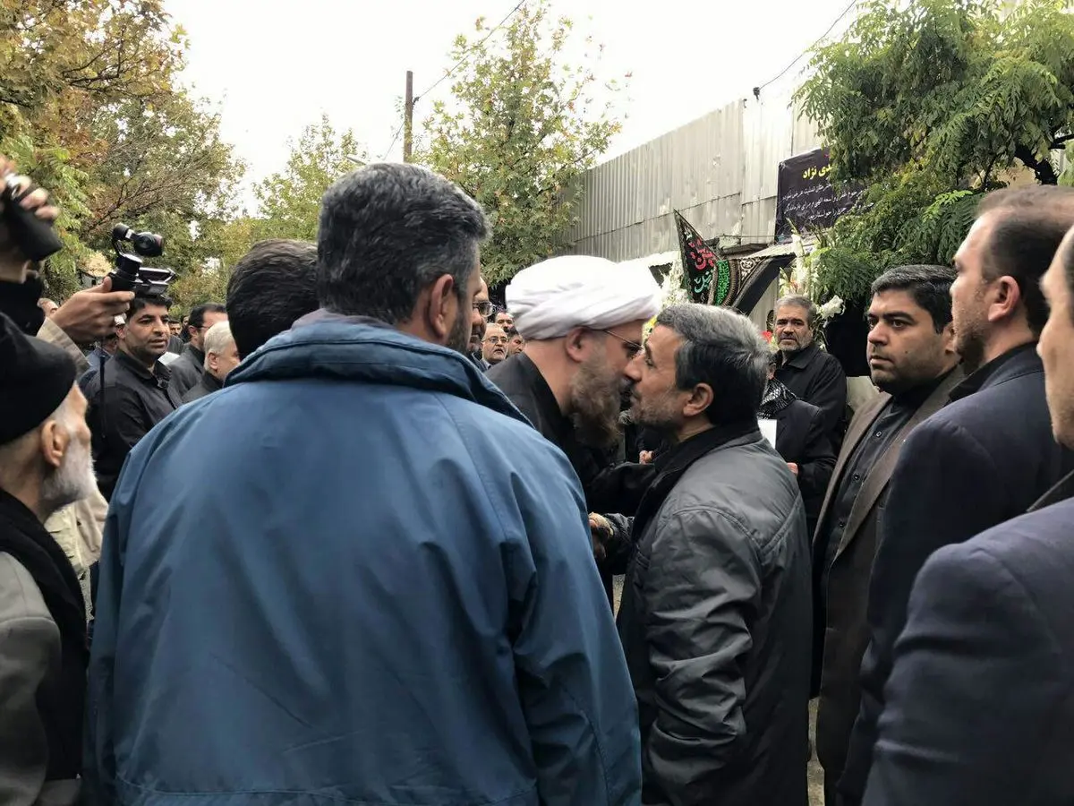 عکس:احمدی نژاد در مراسم تشییع برادرش