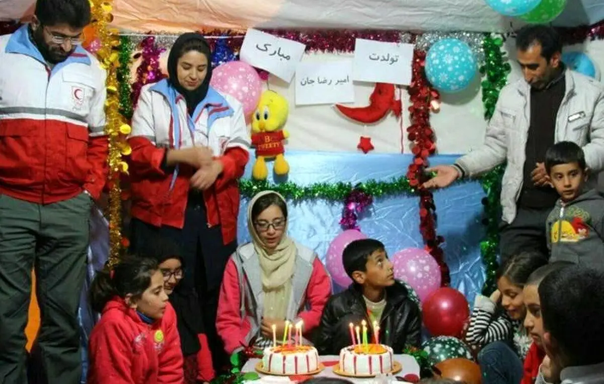 جشن تولد کودک زلزله‌زده در چادر