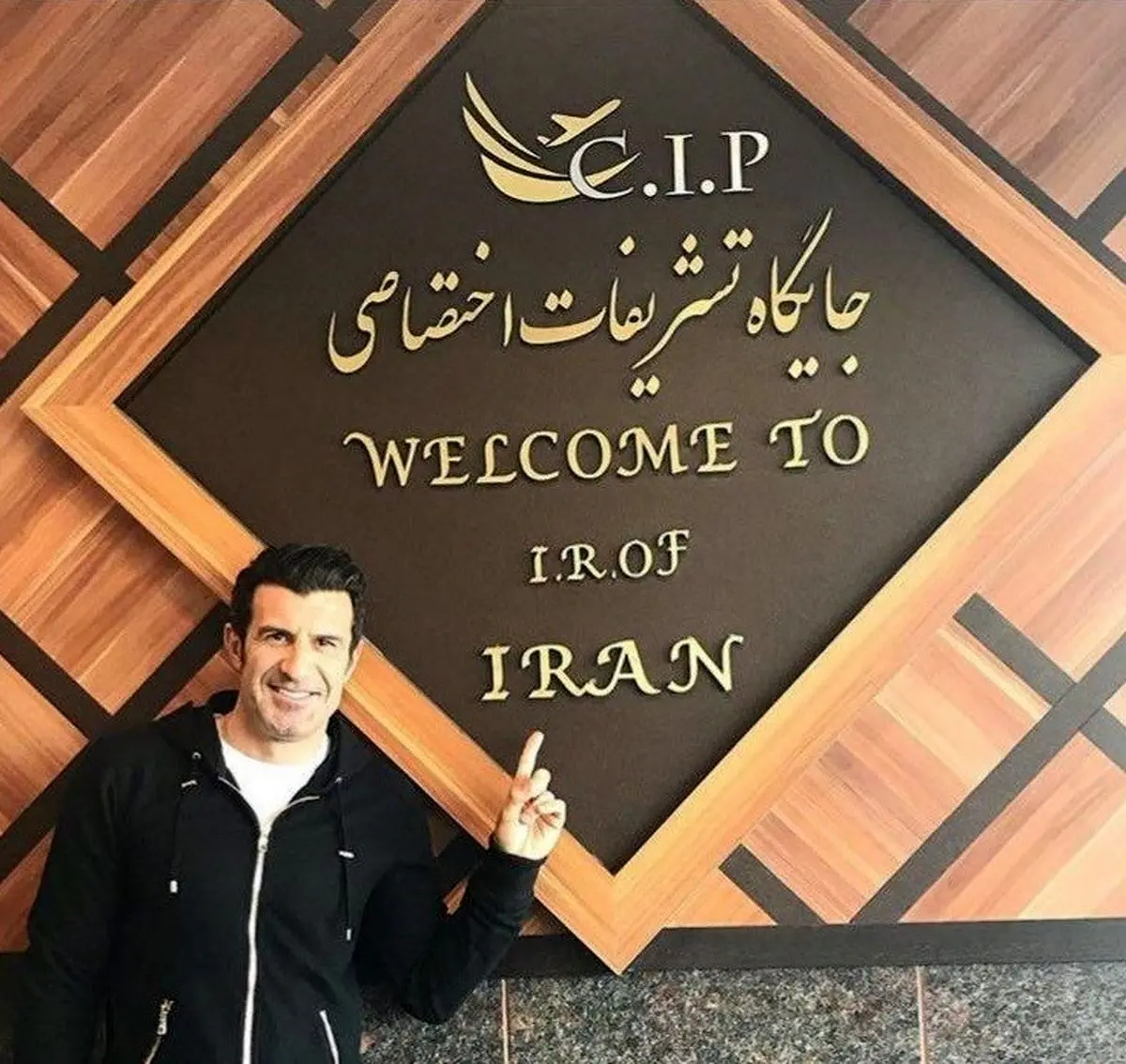 تصویری که از حضور فوق ستاره فوتبال دنیا در ایران خبر می‌دهد