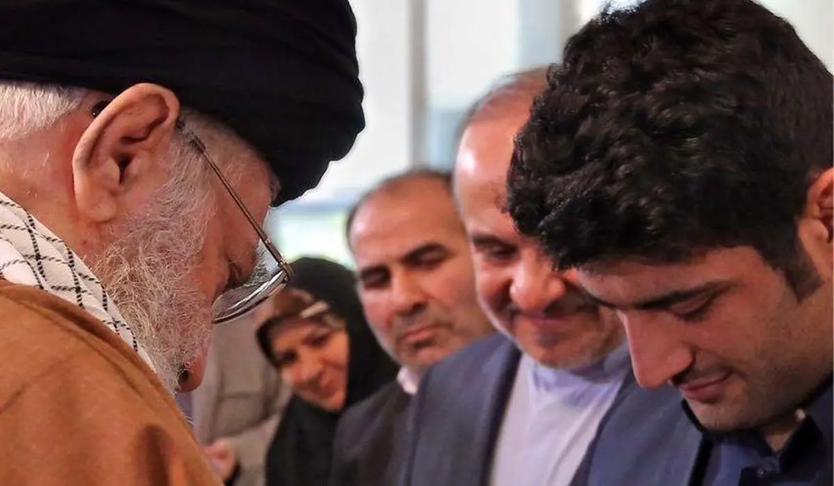 اهدای انگشتر مقام معظم رهبری به علیرضا کریمی