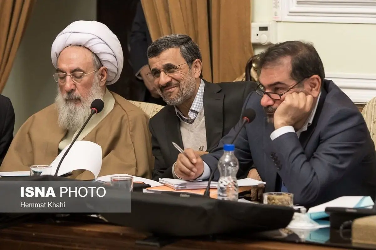 محمود احمدی‌نژاد در جلسه مجمع به چه می‌خندید؟/ ماجرای یک عکس معروف