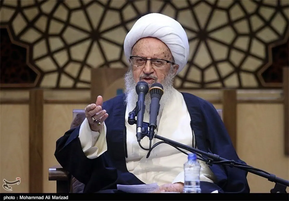 آیت الله مکارم شیرازی: شخصی به رهبر معظم انقلاب نامه‌ای نوشته و مملکت را ویرانه معرفی کرده