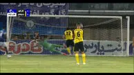 گل اول سپاهان به گل گهر از روی نقطه پنالتی توسط انزو کریولی