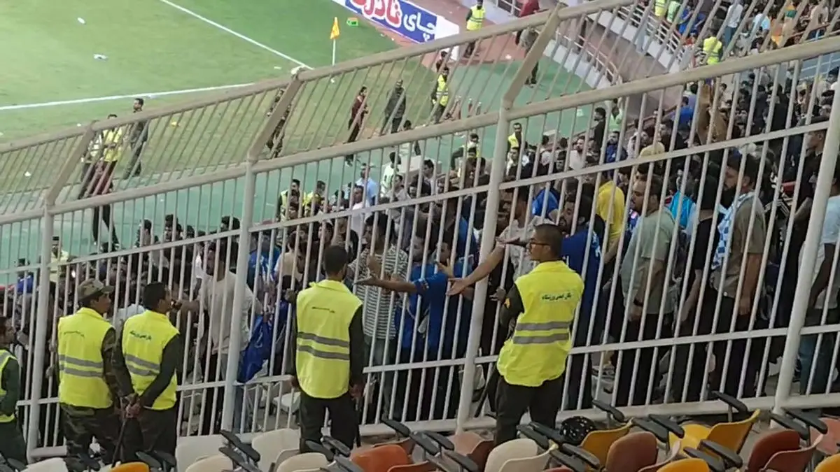 اعتراض هواداران استقلال؛ بطری‌ها به سمت ساپینتو پرتاب شد