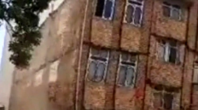 تماشا کنید | لحظه ریزش هولناک ساختمان مسکونی در یافت‌آباد