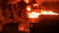 بارش آتش بر یمن؛ حمله هماهنگ ۳۰ جنگنده و پهپاد اسرائیل و آمریکا به بندر الحدیده و کارخانه سیمان (ویدیو)