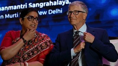 عکس صمیمانه عمو پورنگ و شاهرخ خان بازیگر مشهور بالیوود در آغوش هم + ویدیو