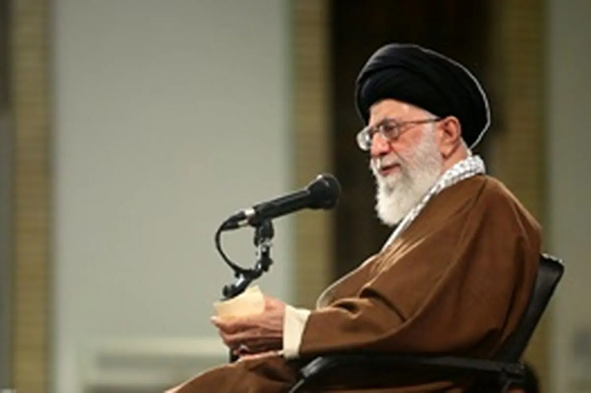 حضرت آیت‌الله خامنه‌ای:چرا برخی از جوانان تسخیرکننده لانه جاسوسی، بعداً از آمریکا عذرخواهی کردند؟