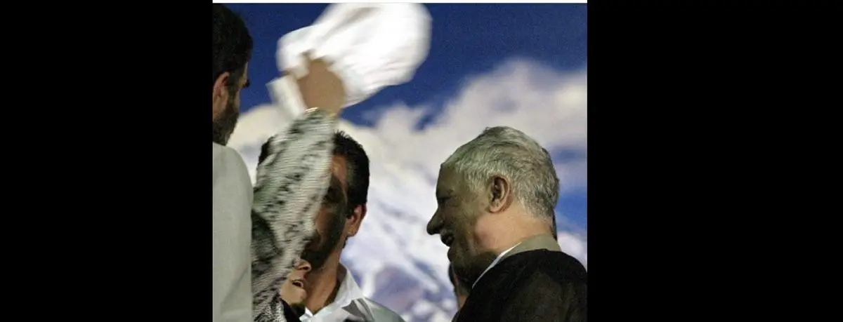 برداشتن عمامه از سر آیت‌الله هاشمی از سوی مادر شهید