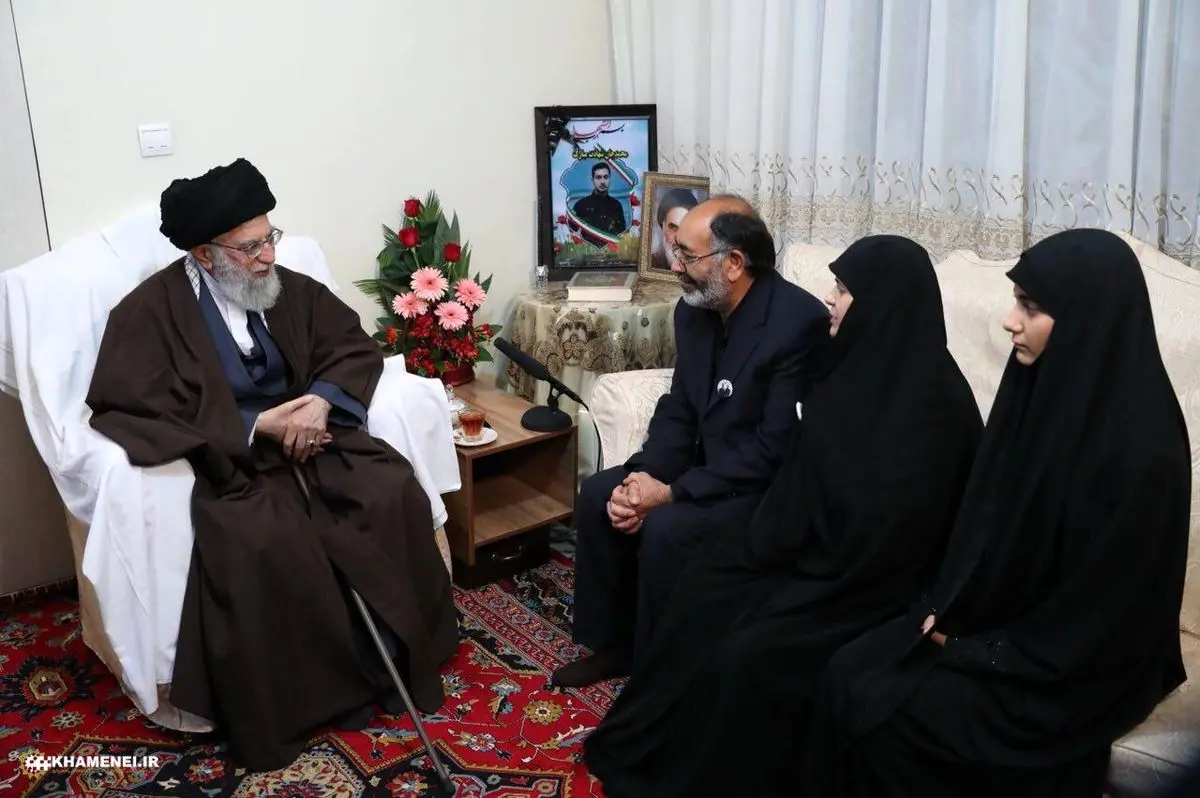 حضور رهبر انقلاب در منزل شهید ناجا در اغتشاشات خیابان پاسداران