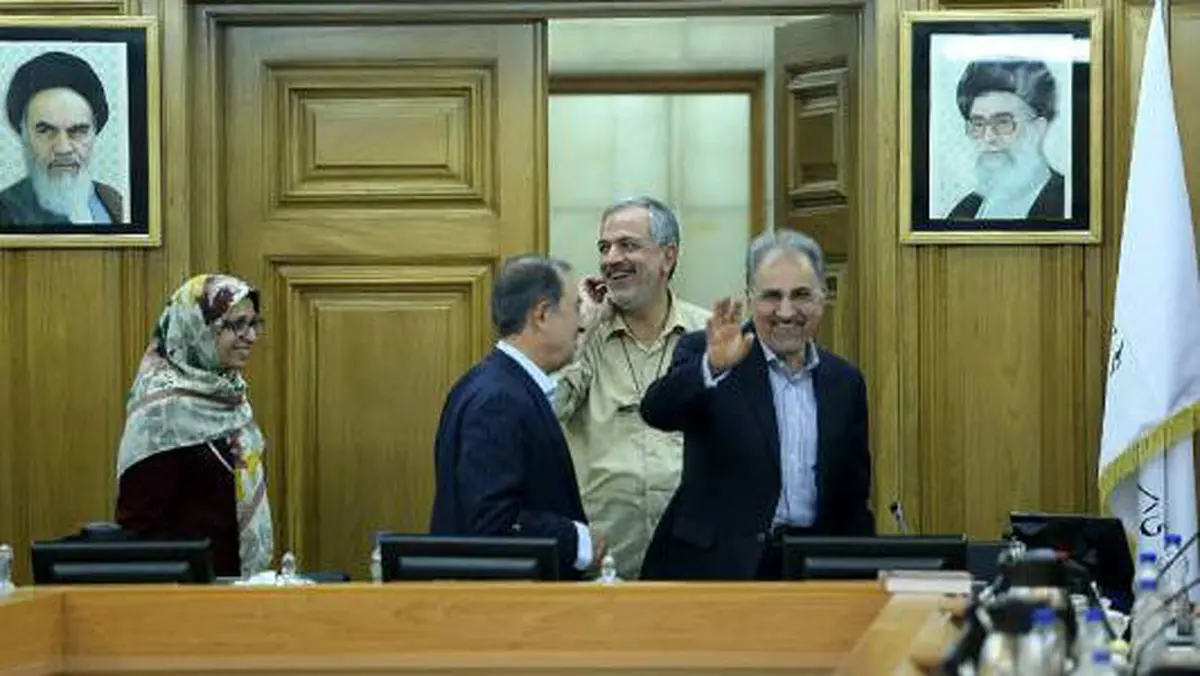 شهردار تهران حاضر به پس گرفتن استعفایش نشد و جلسه را ترک کرد