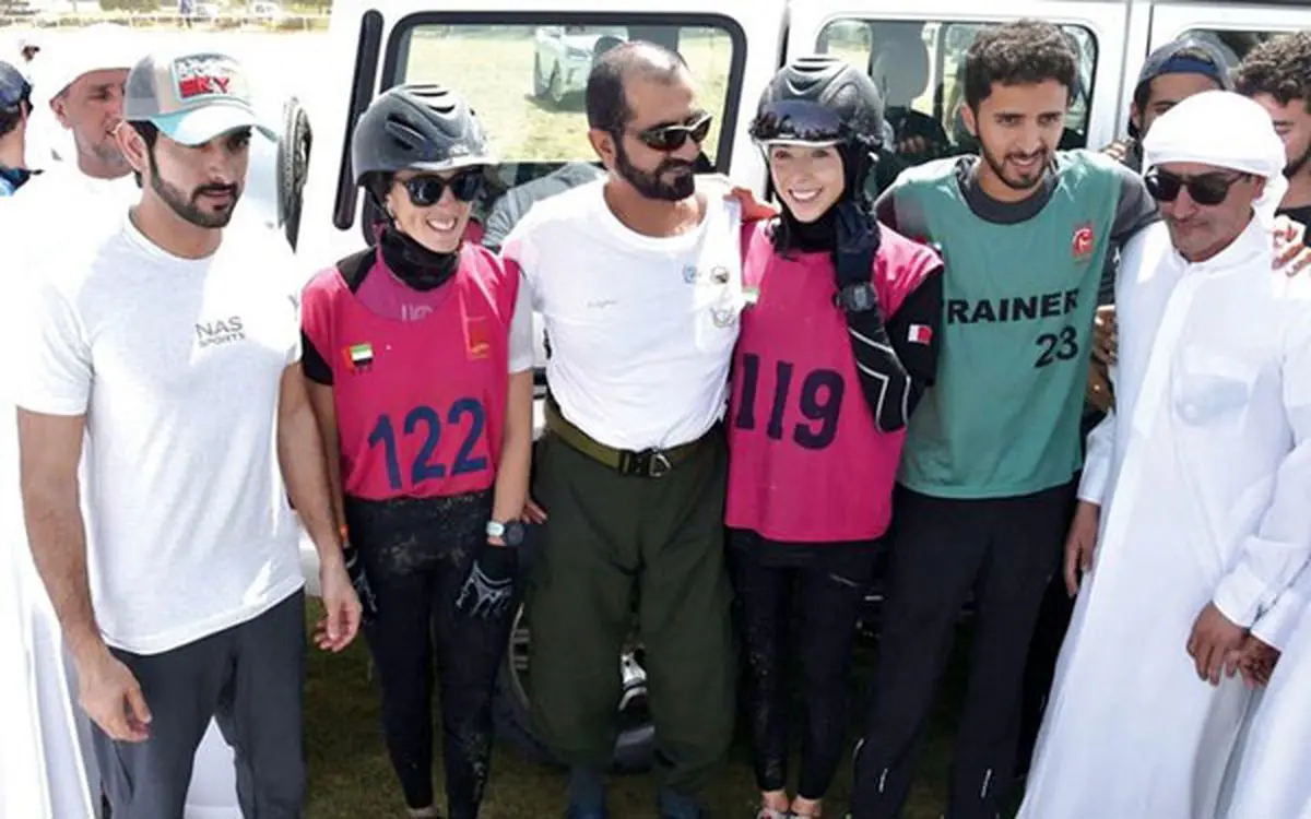 عکسی جنجالی حاکم دوبی با سوارکاران خانم