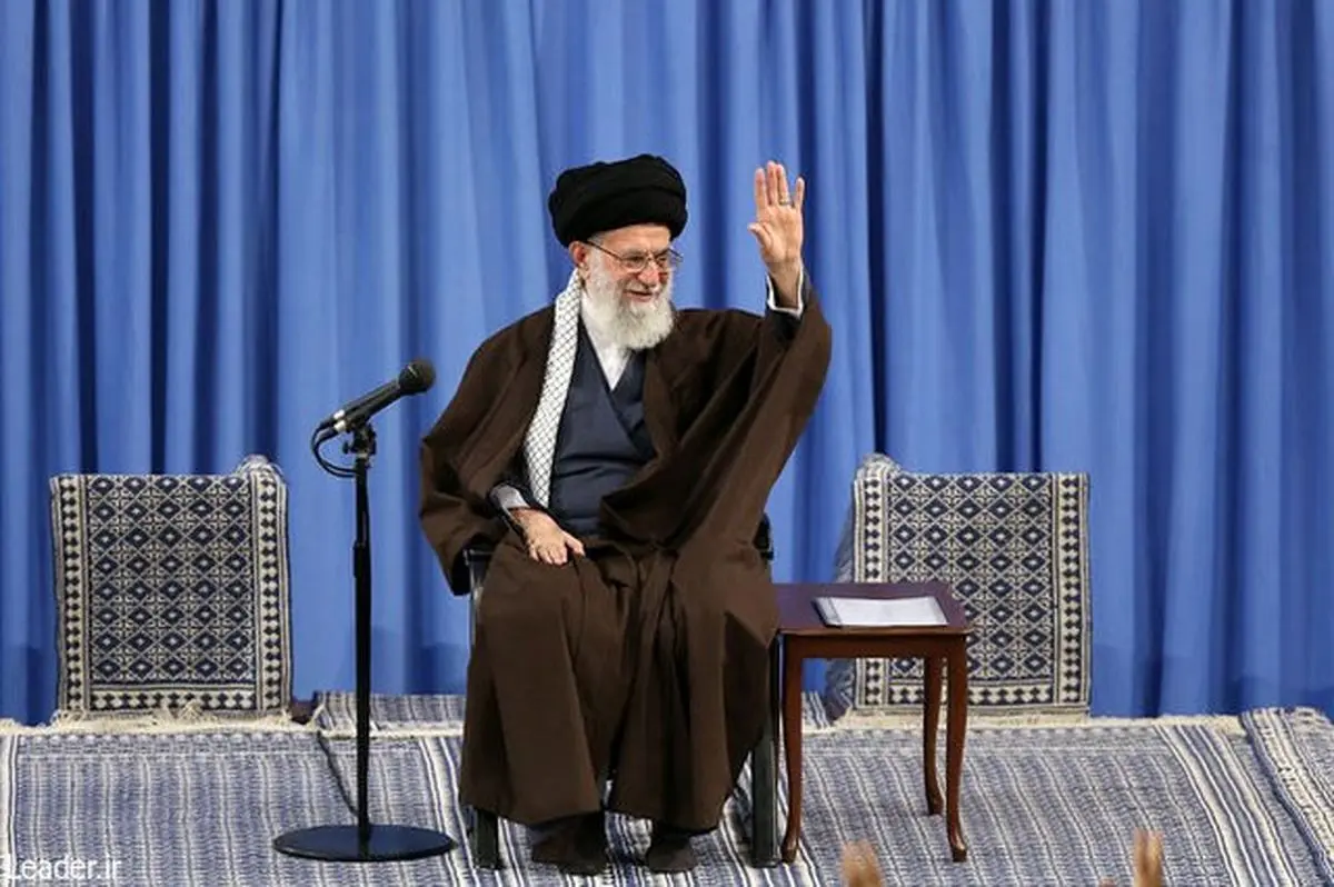 رهبر انقلاب در دیدار کارکنان وزارت اطلاعات: در میانه یک میدان بزرگ جنگ قرار داریم