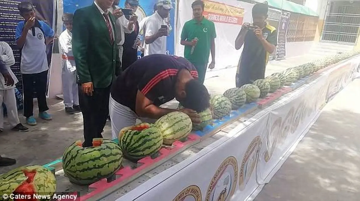 ثبت رکورد جهانی در شکستن هندوانه با سر