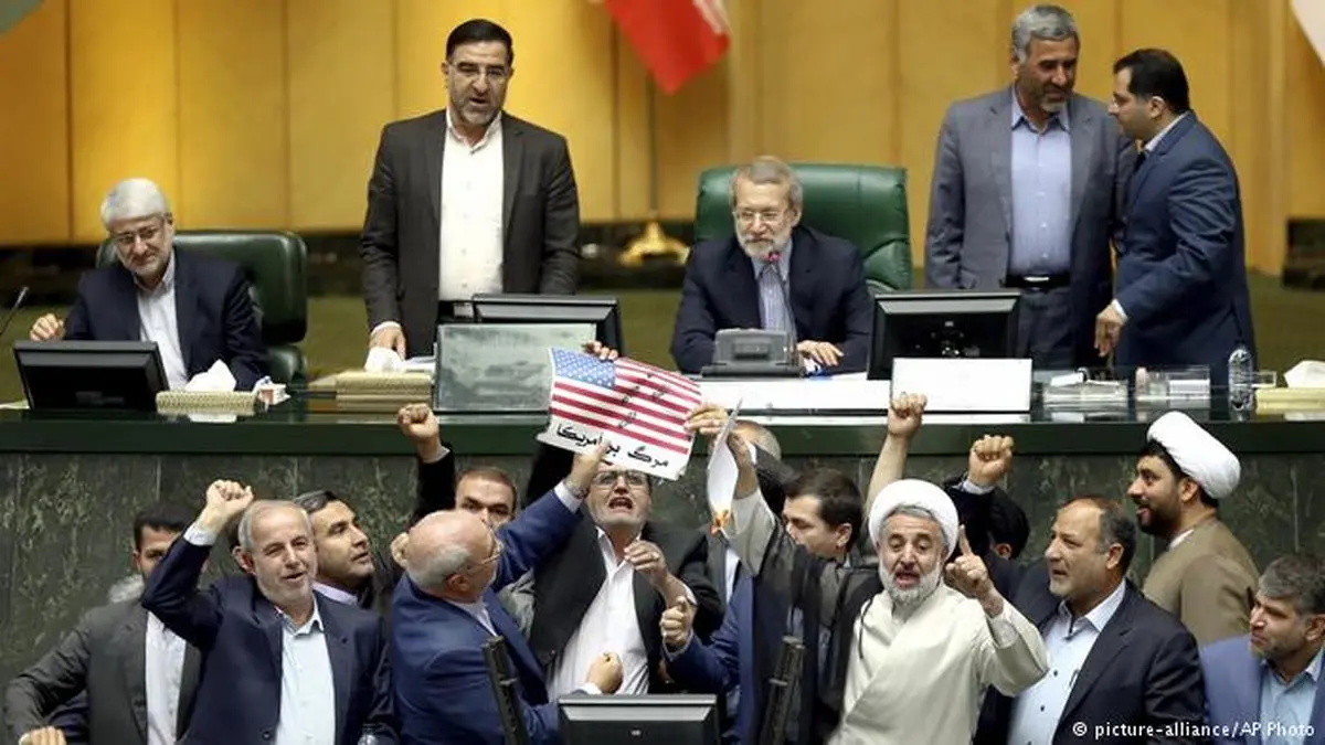 روزنامه جمهوری اسلامی: چرا  پرچم آمریکا را آتش زدید؟