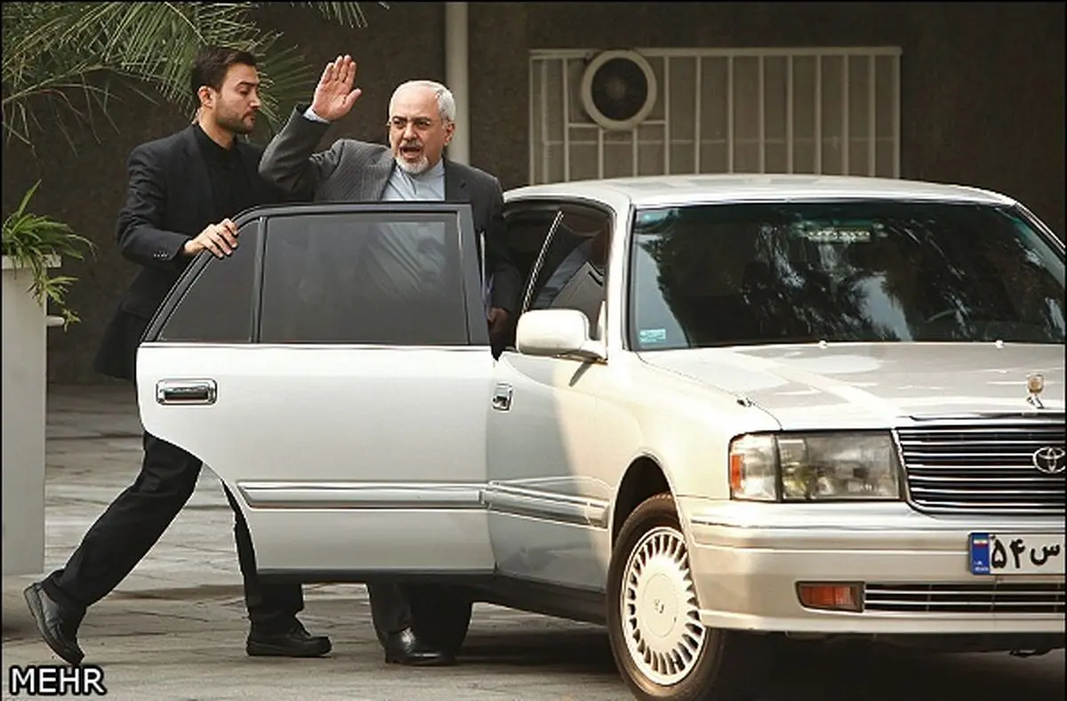 محمدجواد ظریف: لوگوی جعل شده روی باقی‌مانده موشک‌ها مال پفک پنیری است