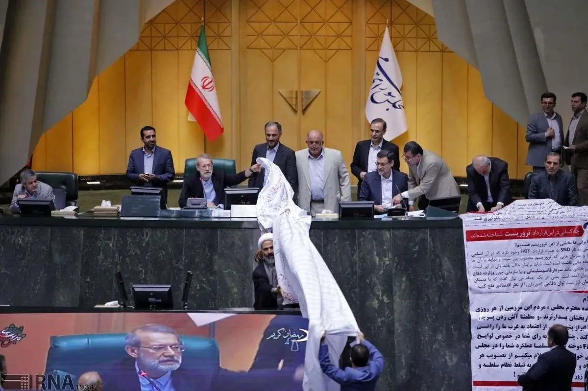 جنجال پهن کردن طومار در مجلس: شما حقوق می‌گیرید که بحث کنید!