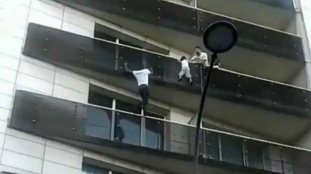 مادر در سفر خارجی، پدر در حال پوکه‌مون بازی و بچه آویزان از بالکن