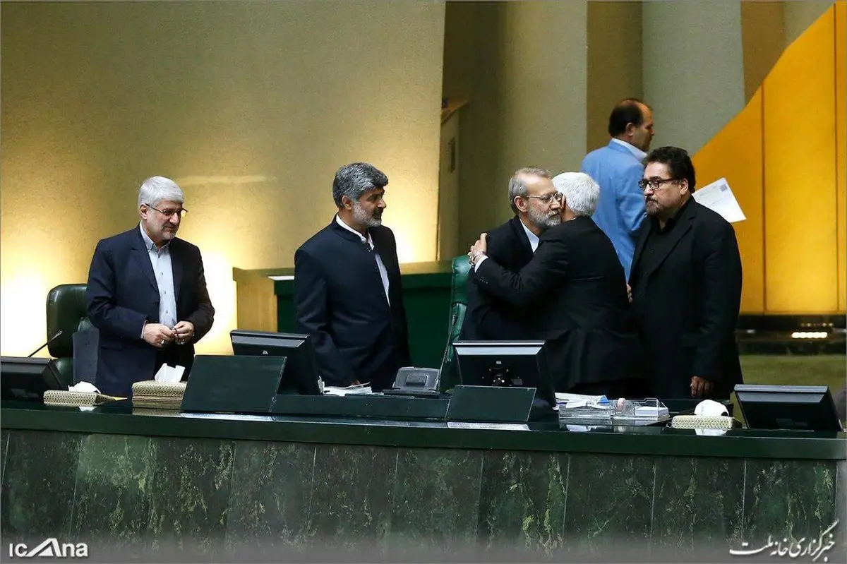 عکس | دیده‌بوسی عارف و لاریجانی بعد از یک رقابت سخت