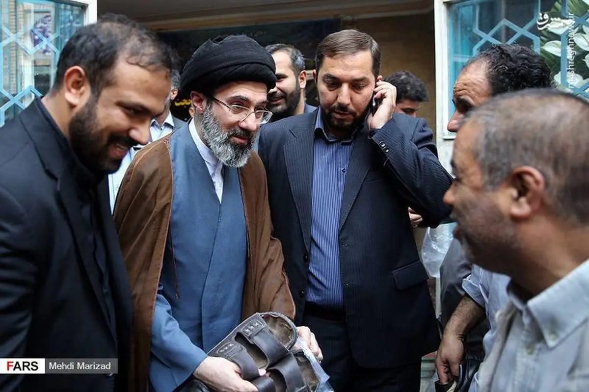 عکس: کفش‌های فرزند رهبر انقلاب