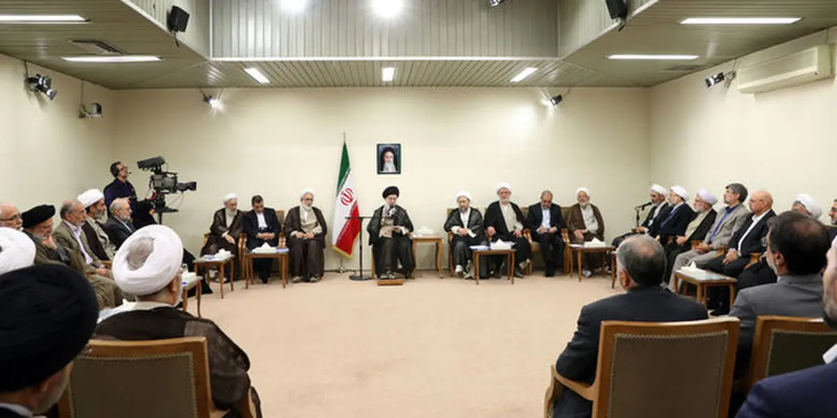 رهبر معظم انقلاب : لزوم قاطعیت مقابل بدخواهان و تواضع، دلسوزی، محبت و تفاهم با مردم