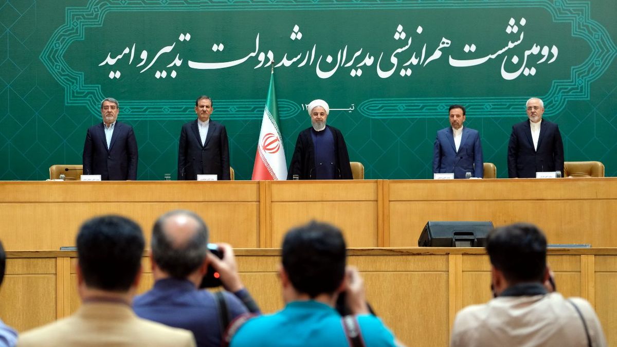 روحانی: اگر کسی فکر میکند دولت میترسد و استعفا میکند، اشتباه میکند