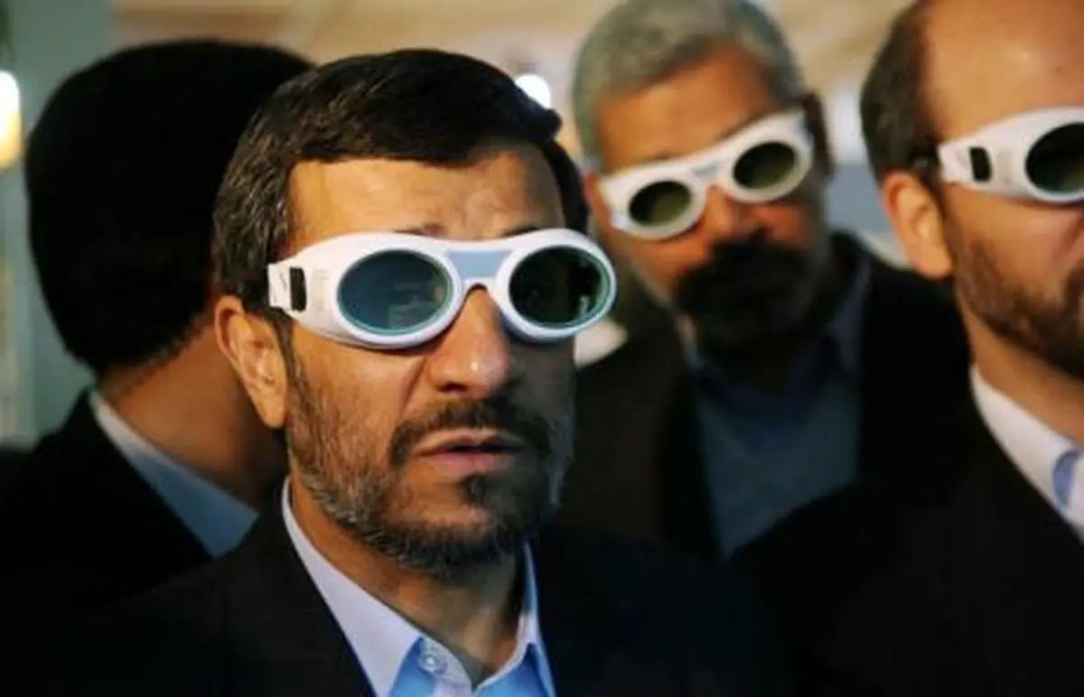 طعنه روزنامه خراسان به احمدی نژاد:مردم اینقدرها هم آلزایمر ندارند