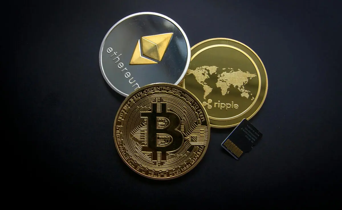 قیمت امروز بیت‌کوین، ریپل و دوج‌کوین به همراه تحلیل بیت‌کوین (۲۵ آذر)
