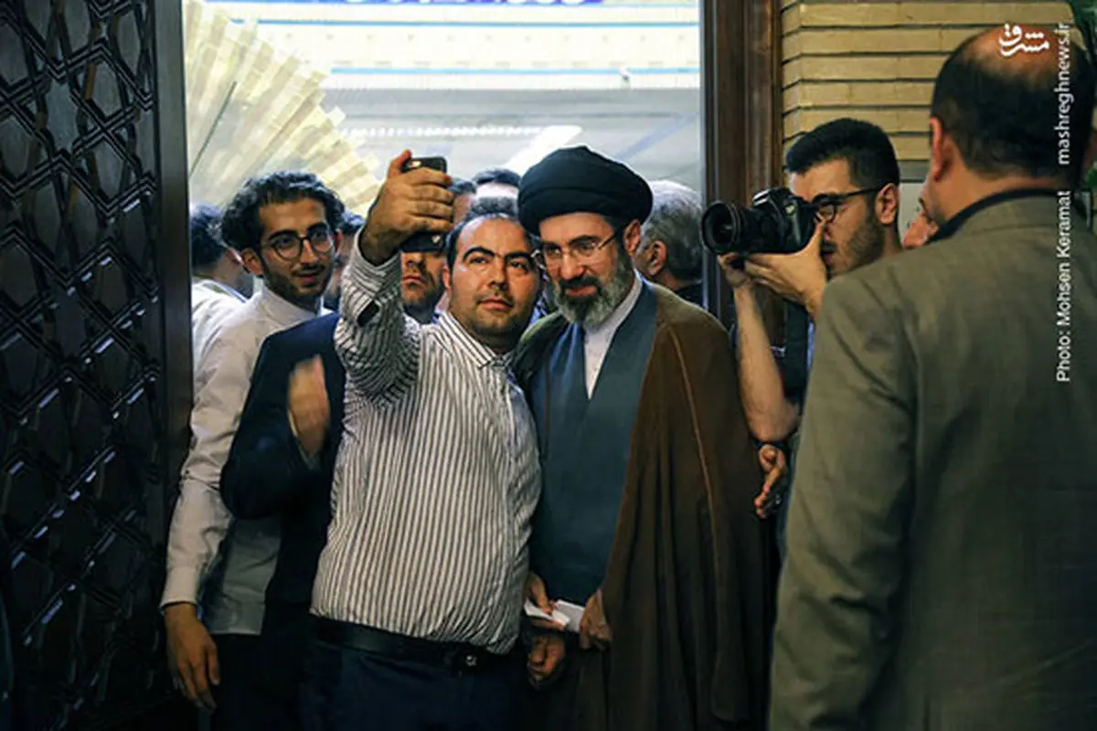 عکس: سلفی با فرزندِ رهبر انقلاب