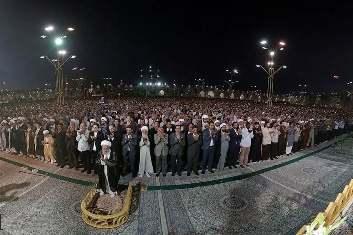 علت قطع نماز آیت الله مکارم شیرازی در حرم رضوی