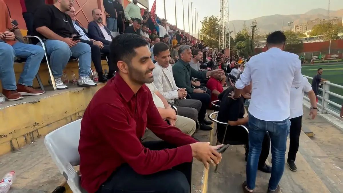 ورود محمد انصاری به ورزشگاه برای تماشای دربی جوانان