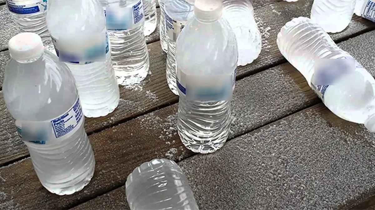آب یخ زده در بطری پلاستیکی، سرطان زا است