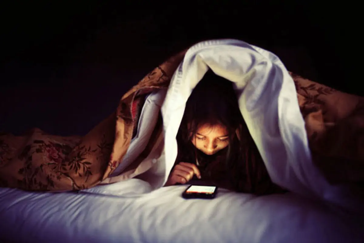 نور موبایل چقدر برای چشم مضر است؟