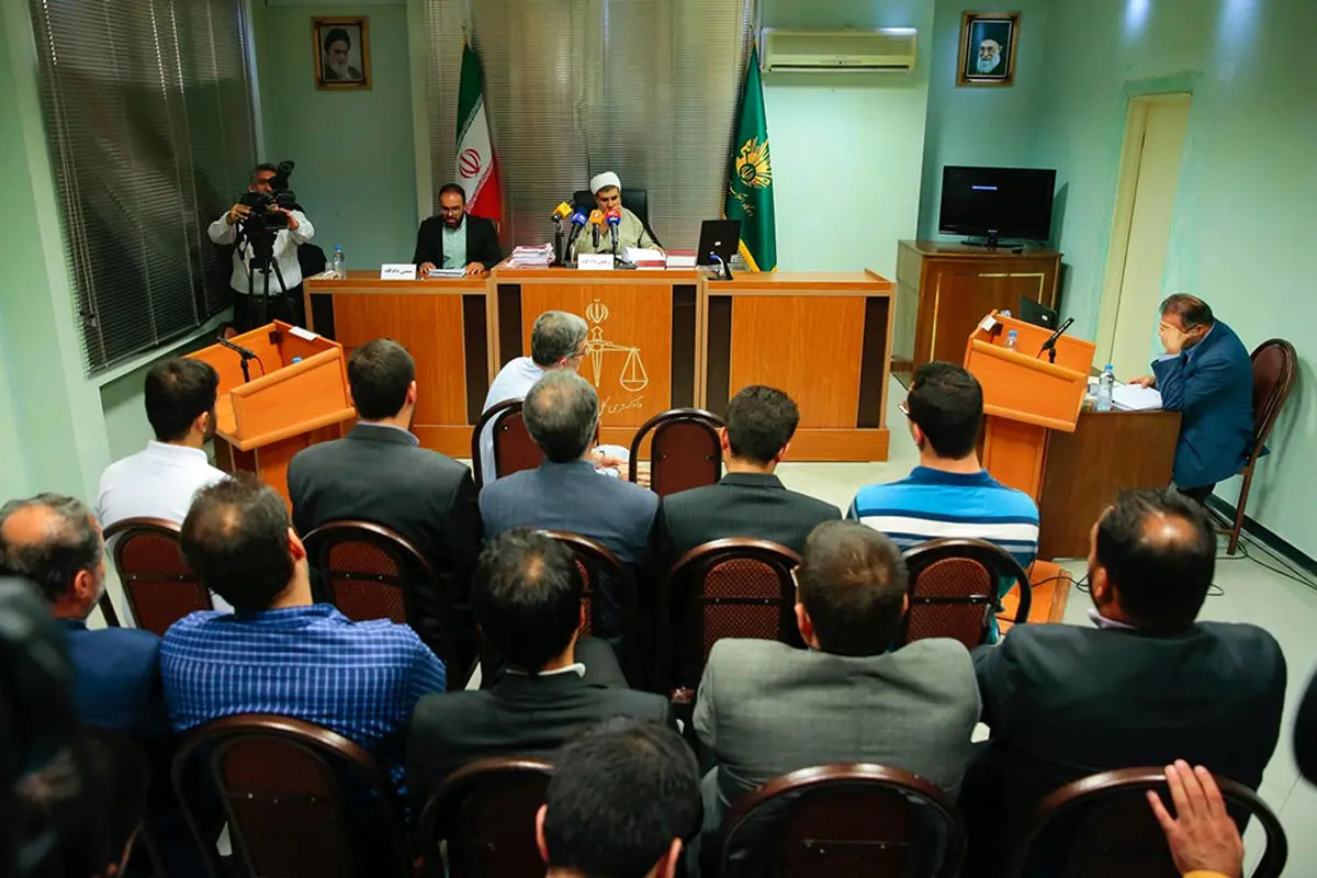مشایی در دادگاه لباسش را کَند و فریاد کشید