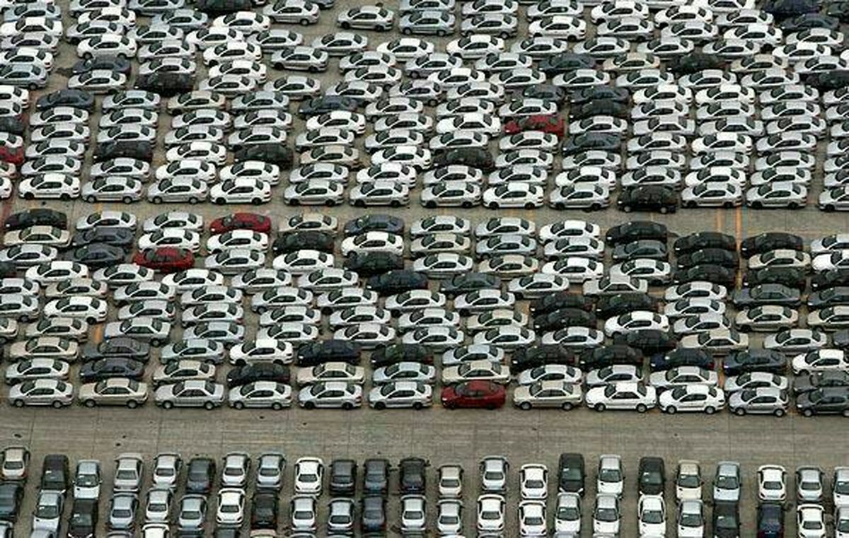 چرا خودروها در پارکینگ ایرانخودرو تبریز انبار شدهاند؟