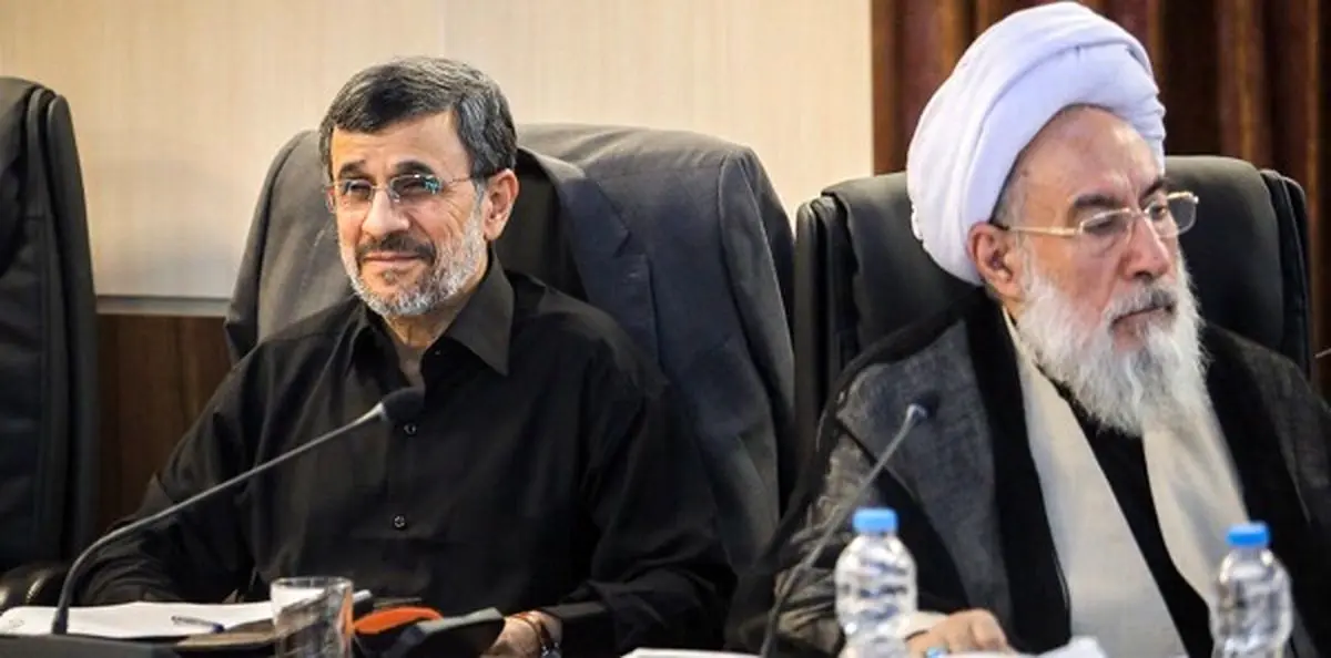 وقتی نفر بغل دستی احمدی نژاد، او را تحویل نمی گیرد