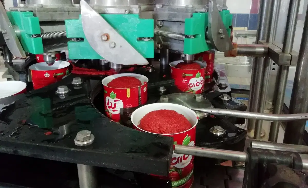 تاجران روس و افغان در حال غارت رب‌ گوجه ایرانی