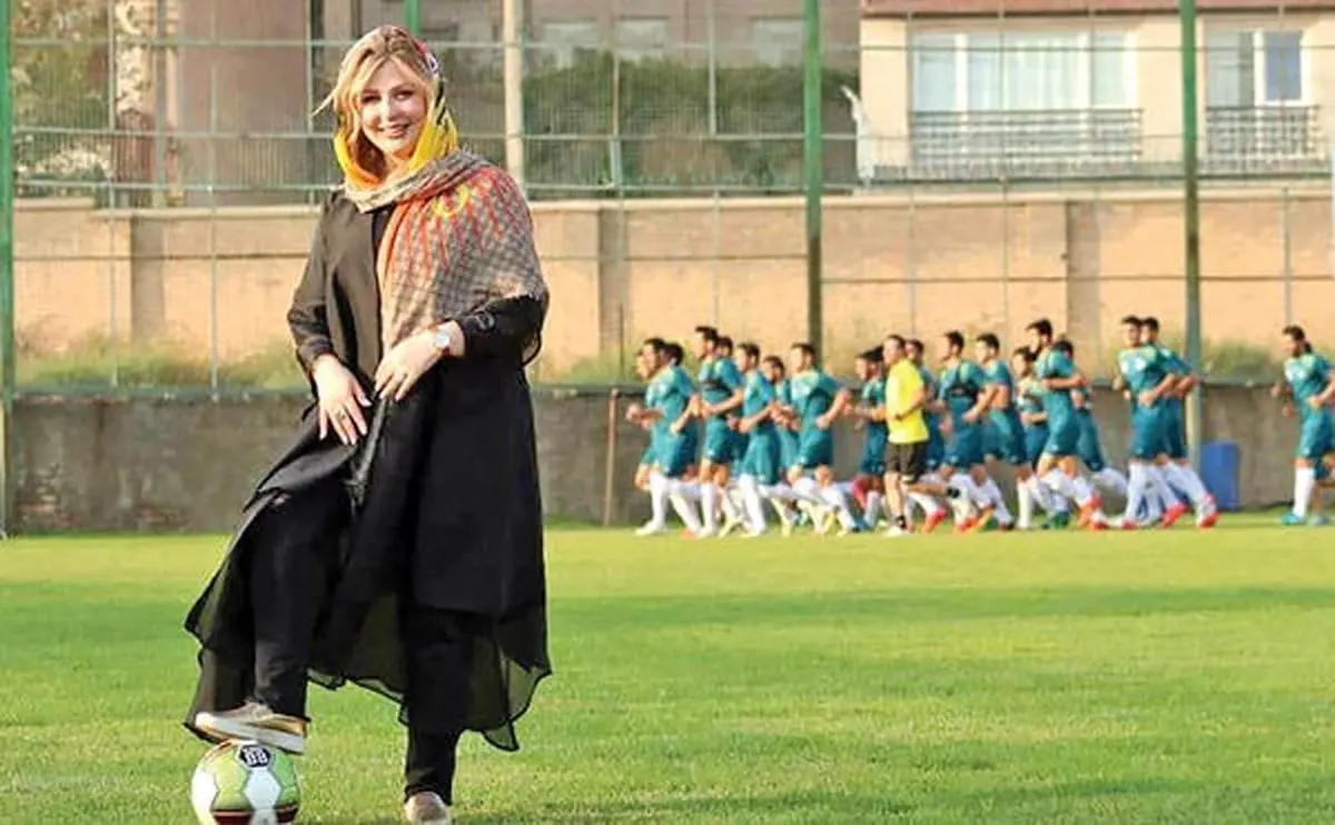نیوشا ضیغمی در تمرینات یک باشگاه فوتبال