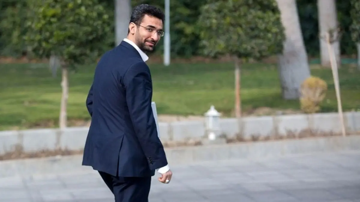 آذری‌جهرمی: با ظریف کری فوتبالی داریم