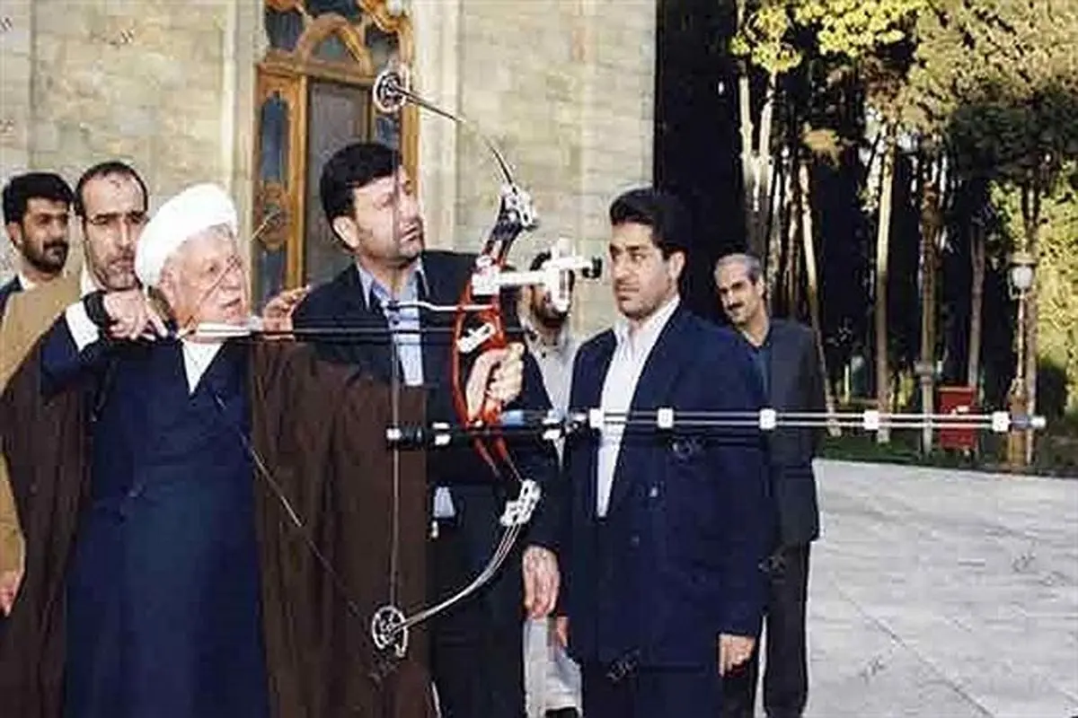 تیراندازی آیت‌الله هاشمی در کنار کاخ مرمر
