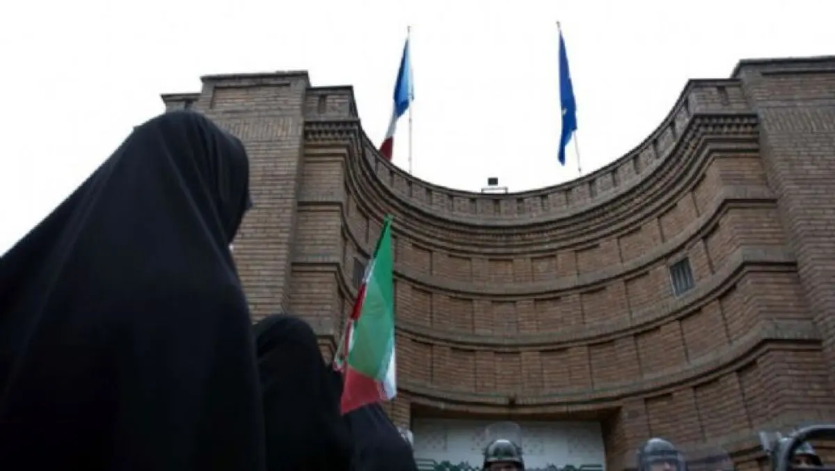 گزارش کیهان از مهمانی مختلط ایرانی ها در سفارت فرانسه