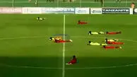 حمله زنبورها به بازی فوتبال در تانزانیا و توقف بازی