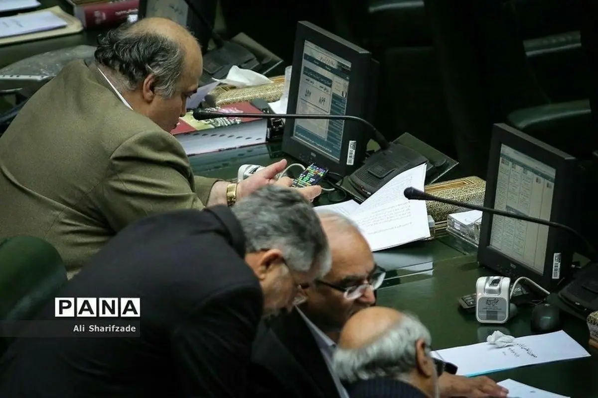 نماینده‌ای که تصویر بازی کردنش در مجلس پخش شد: مگر جنایت کرده‌ام؟