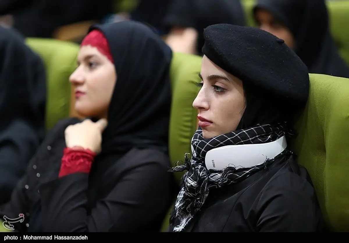 تیپ متفاوت دختر شرکت‌کننده در همایش حشدالشعبی در تهران/ عکس