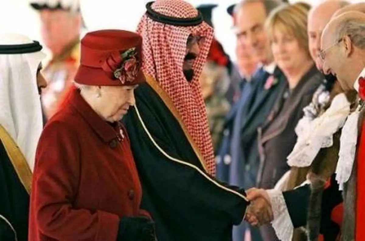 ملکه یا سرعتش  را کم کندیا حواسش به رانندگی باشد !