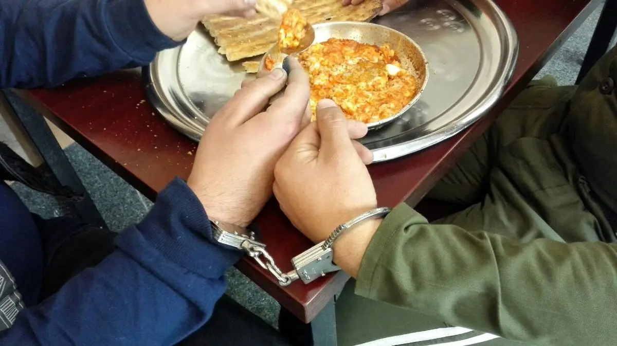 تماشا کنید؛ متهم املت می‌خورد